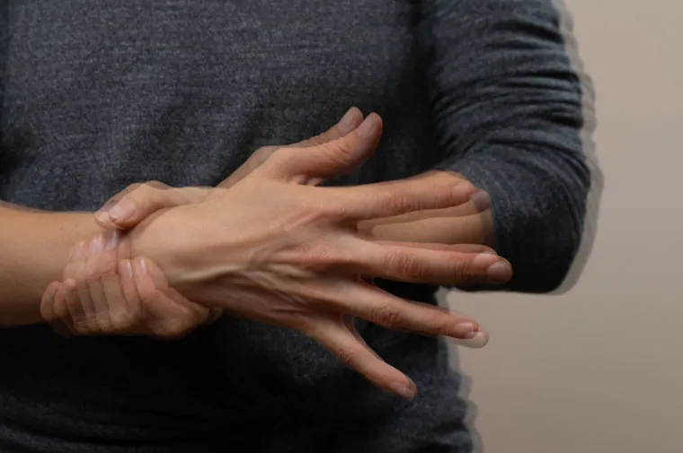 Inteligência artificial revoluciona tratamento do Parkinson com terapia cerebral personalizada