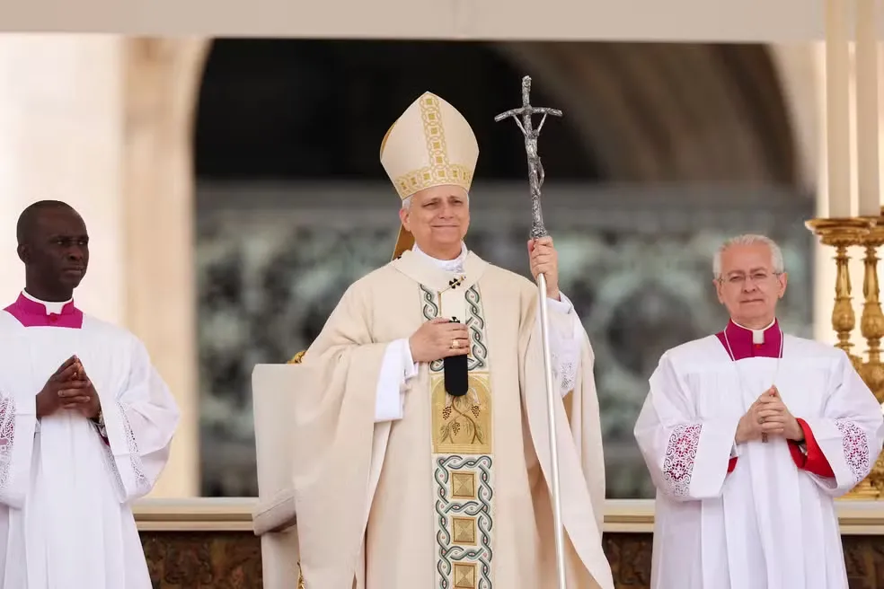 Papa Leão XIV inicia pontificado com apelo à tradição e abertura ao mundo