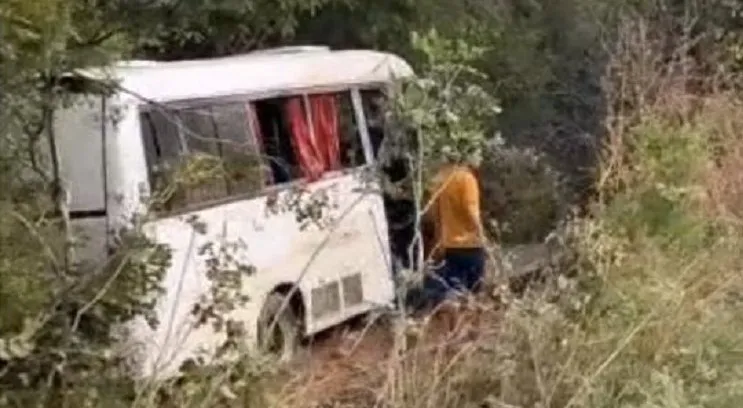 Micro-ônibus com estudantes tomba em curva e deixa feridos em Santa Cruz do Piauí; veja vídeo