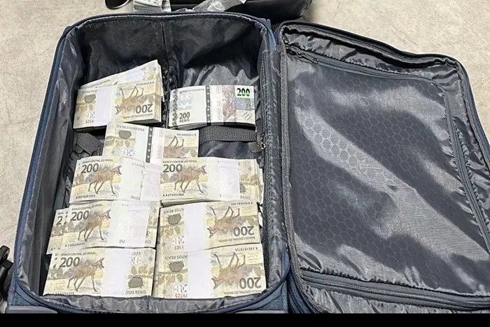 Só lobo-guará! PF apreende R$ 1,2 milhões em notas de R$ 200 no aeroporto
