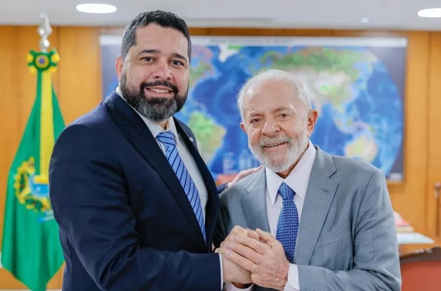 Governo fragilizado, Centrão faminto e os Correios como moeda de troca