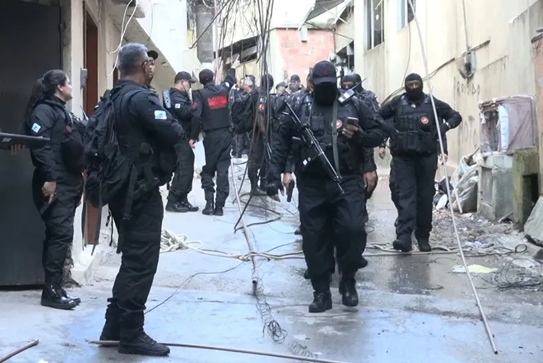 Mil mortes à distância: o comando do crime e o silêncio do Estado