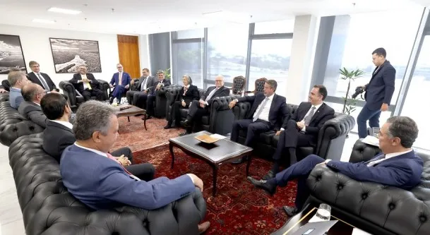 Três Poderes firmam consenso sobre emendas parlamentares em reunião histórica