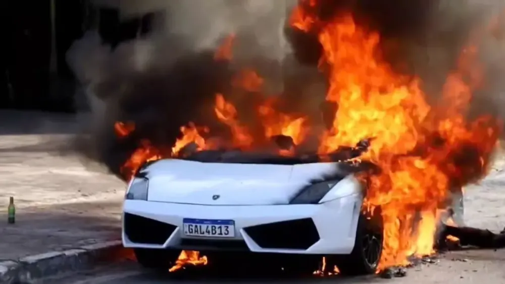 Lamborghini avaliada em mais de R$ 1 milhão pega fogo em avenida de Goiânia