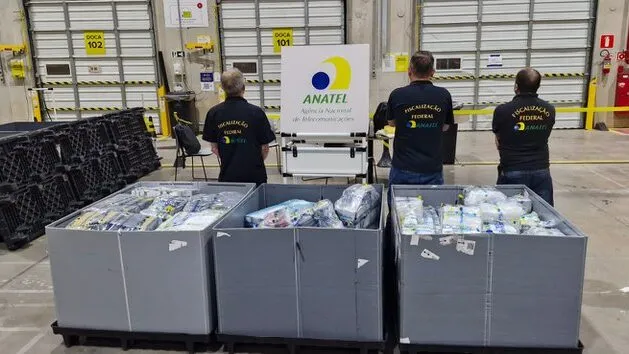 Anatel lacra 3,3 mil produtos irregulares em armazéns de grandes varejistas