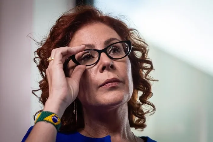 Carla Zambelli se exila na Europa e anuncia licença do mandato após condenação no STF