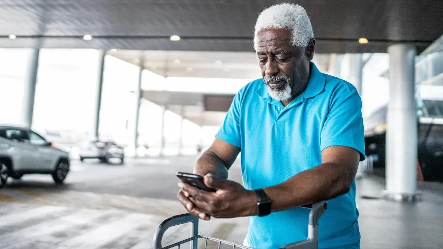 Uber lança conta sênior no Brasil com interface adaptada para idosos