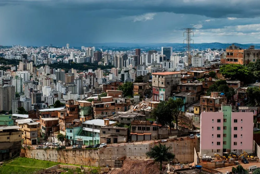 O fracasso estrutural de um sistema que, ao invés de incluir, exclui, se acentua a cada geração