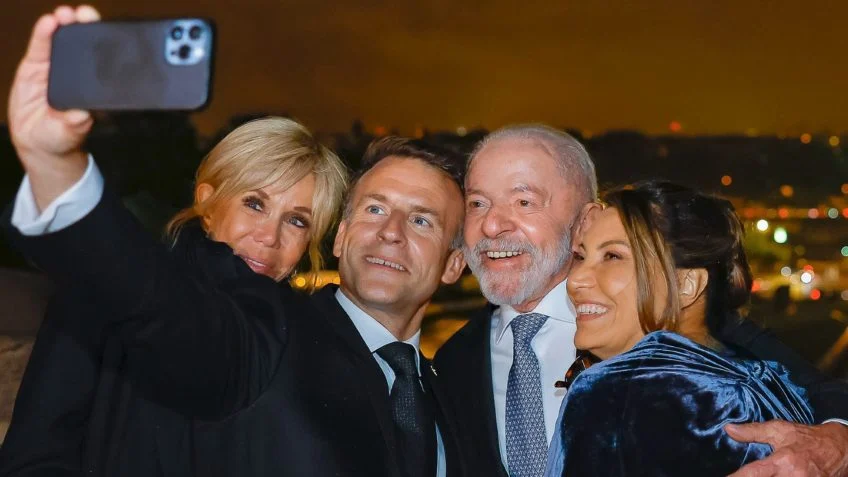 Lula retorna da França e acumula mais de 100 dias fora do país