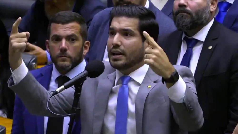 Após forte discurso de André Fernandes, Hugo Motta decide levar cassação de Zambelli ao plenário; confira vídeo