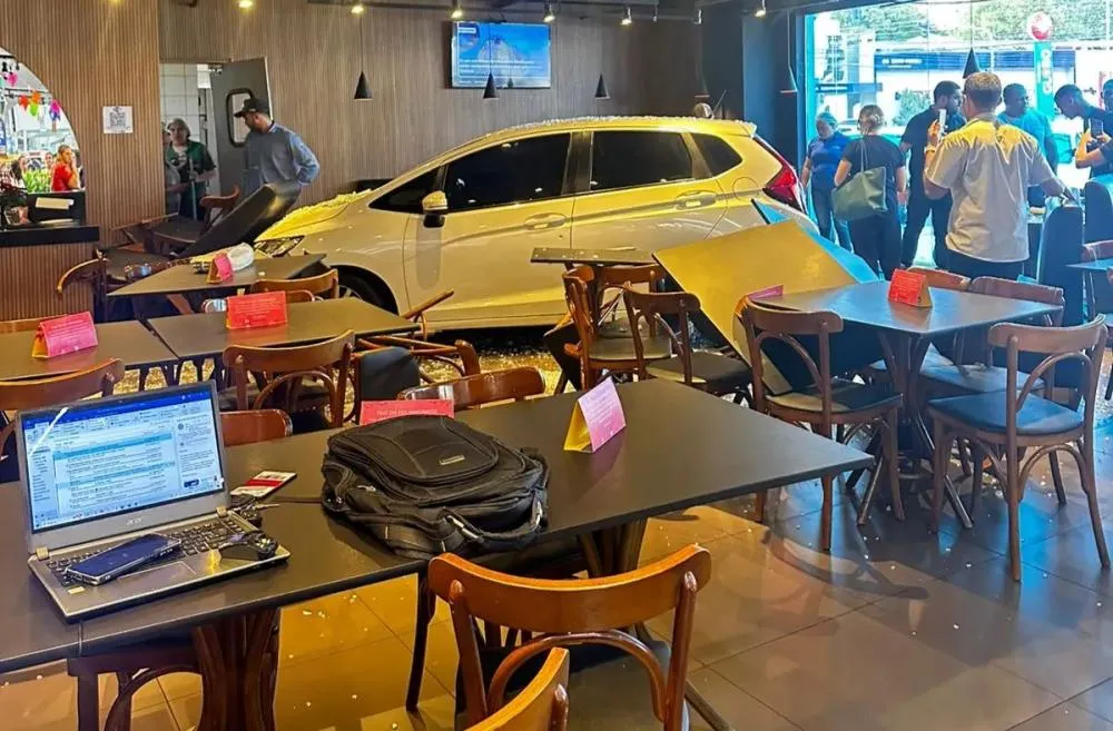 Carro invade restaurante em supermercado de Teresina e deixa feridos; veja vídeo