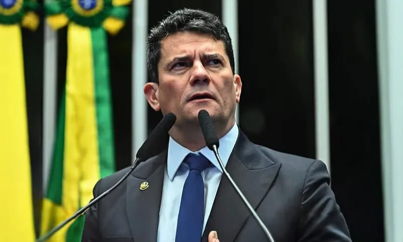 Brasil sob Lula se distancia do Ocidente e se alinha a regimes autoritários, gerando críticas internas e perplexidade externa