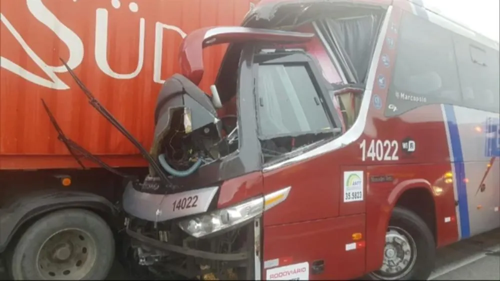 Tragédia: Acidente entre ônibus e caminhão deixa dois mortos e 18 feridos em Ipameri (GO); as vítimas são do PI