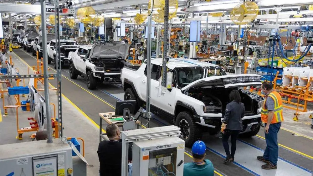 GM muda planos e mantém produção de carros a combustão em fábrica de elétricos