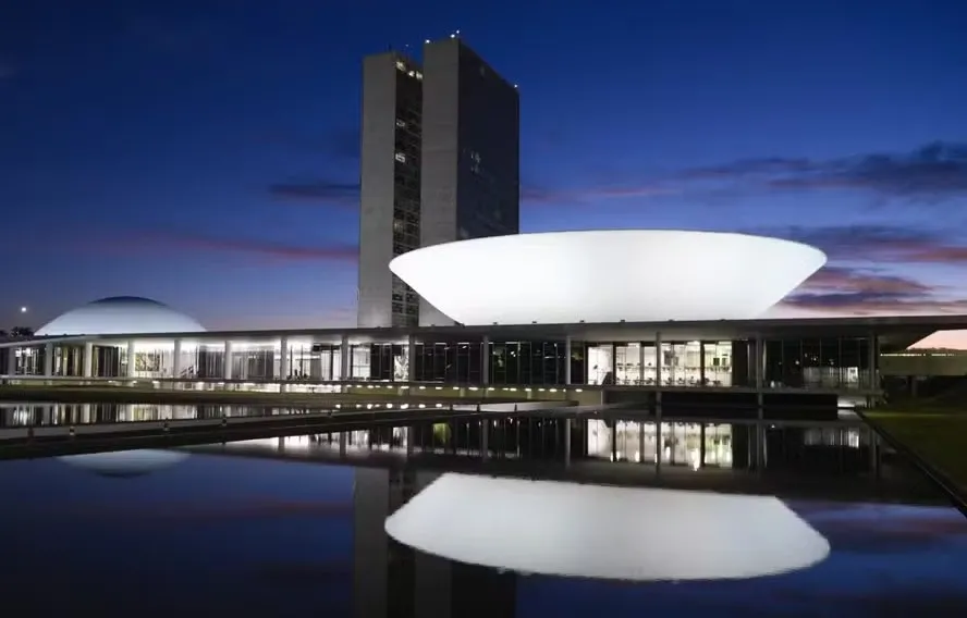 Brasil no escuro: governo gasta, Congresso infla partidos e Judiciário quer segurança vitalícia