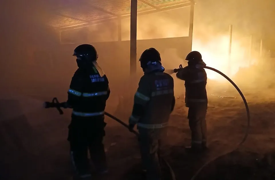 Frota em cinzas: incêndio consome 12 ônibus escolares em Teresina e levanta perguntas que ninguém responde