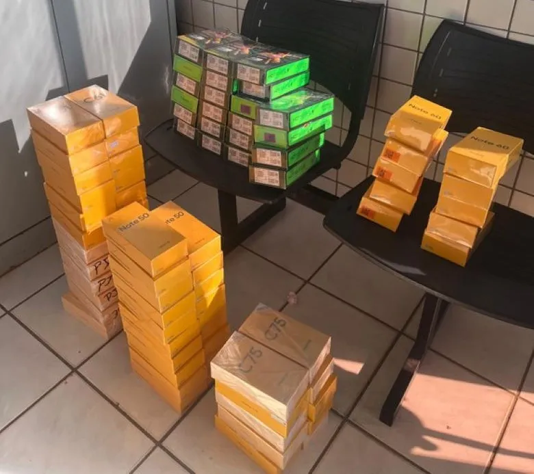  PRF encontra 85 celulares sem nota fiscal escondidos em carga de verduras após acidente no Piauí