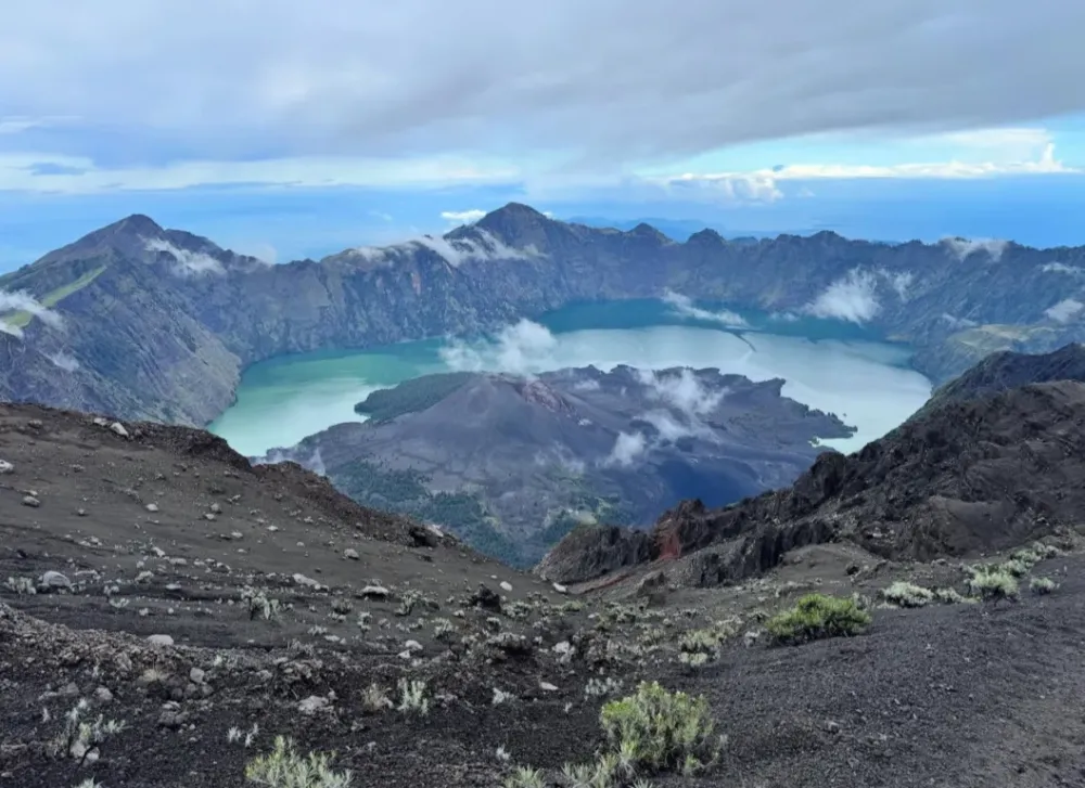 Turista malaio fica ferido após queda de 200 metros no Monte Rinjani, Indonésia