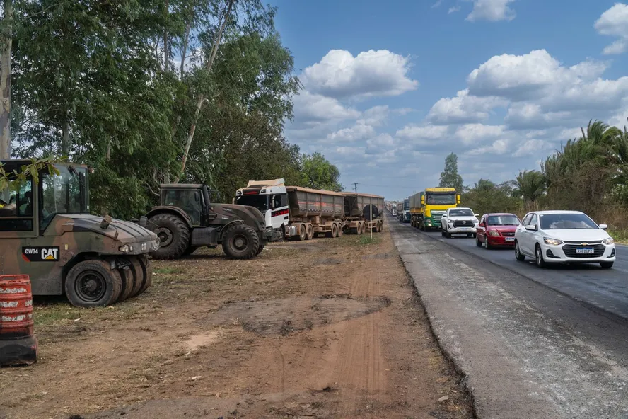 Transporte de soja no Norte e Nordeste é feito por estradas sem acostamento