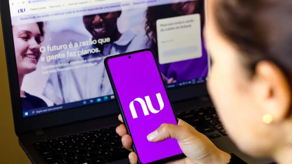 Clientes relatam bloqueio de salários e instabilidade no Nubank