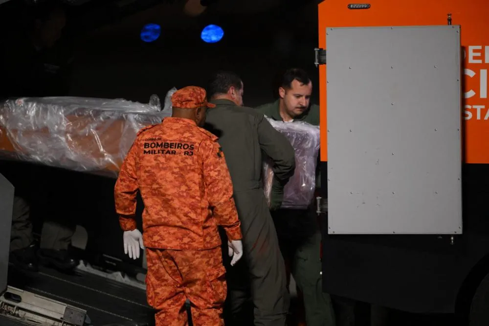 Corpo de Juliana Marins chega ao Brasil e passará por nova autópsia