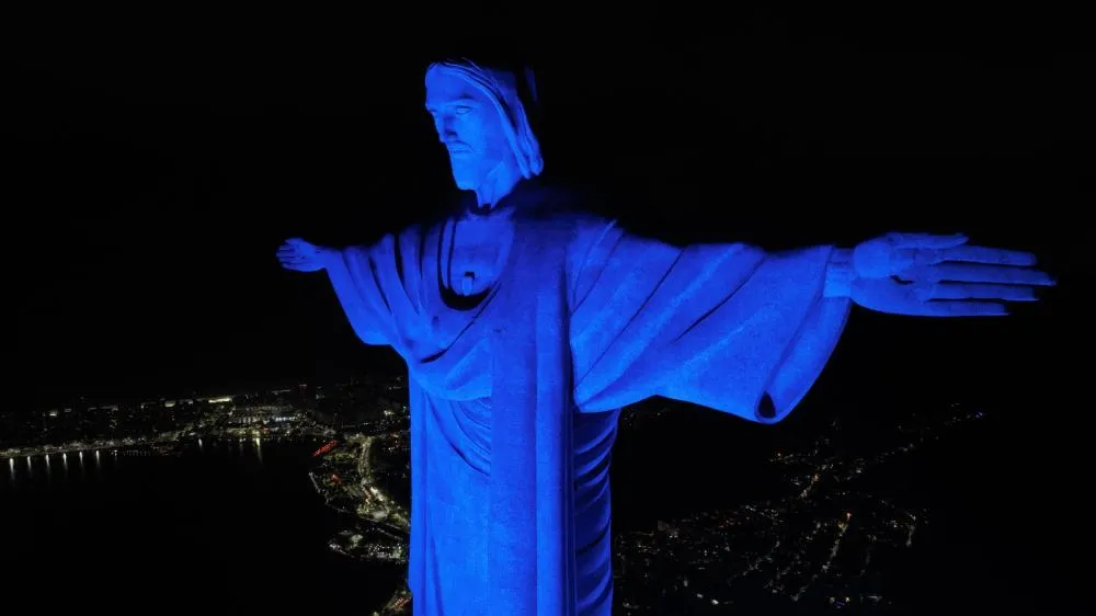 Cristo Redentor é iluminado em azul pelos 55 anos da Estácio