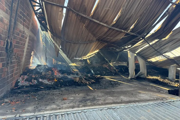 Incêndio atinge fábrica de móveis durante a madrugada em Água Branca