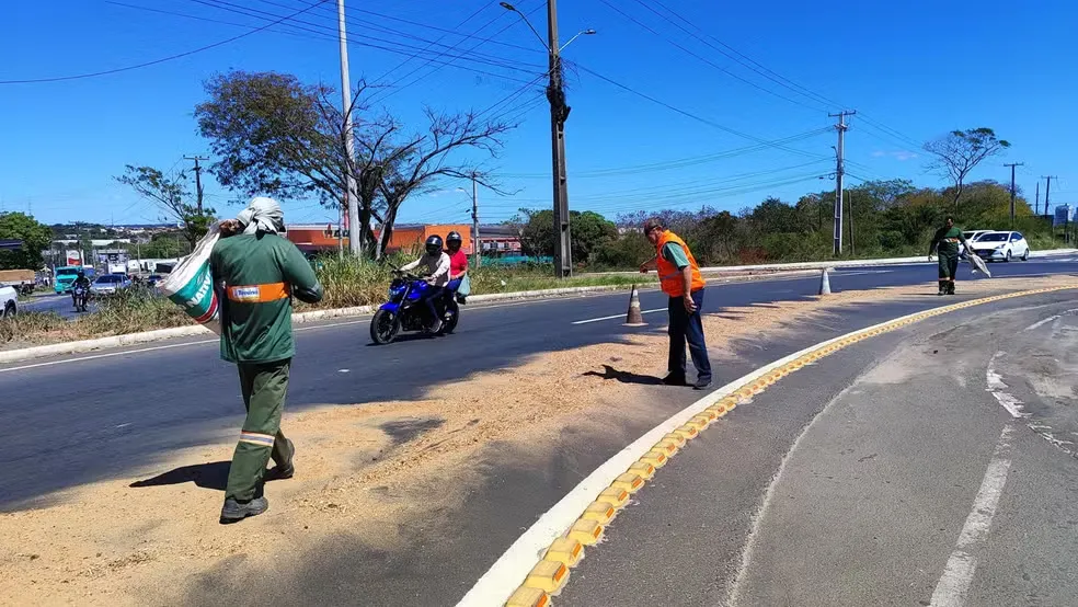 Óleo na pista provoca queda de motociclistas na Ladeira do Uruguai, em Teresina