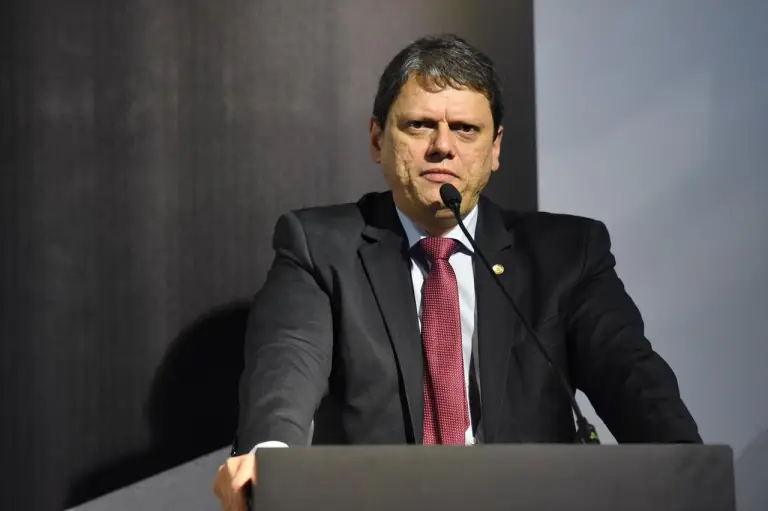 A crítica de Tarcísio à política externa de Lula