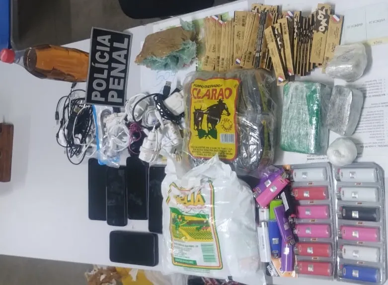 Irmãos de detento são apreendidos com drogas e celulares perto da Major César