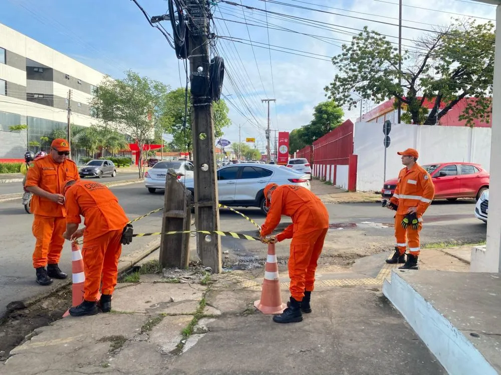 Colisões com veículos danificam mais de 20 postes de iluminação em Teresina em 2025