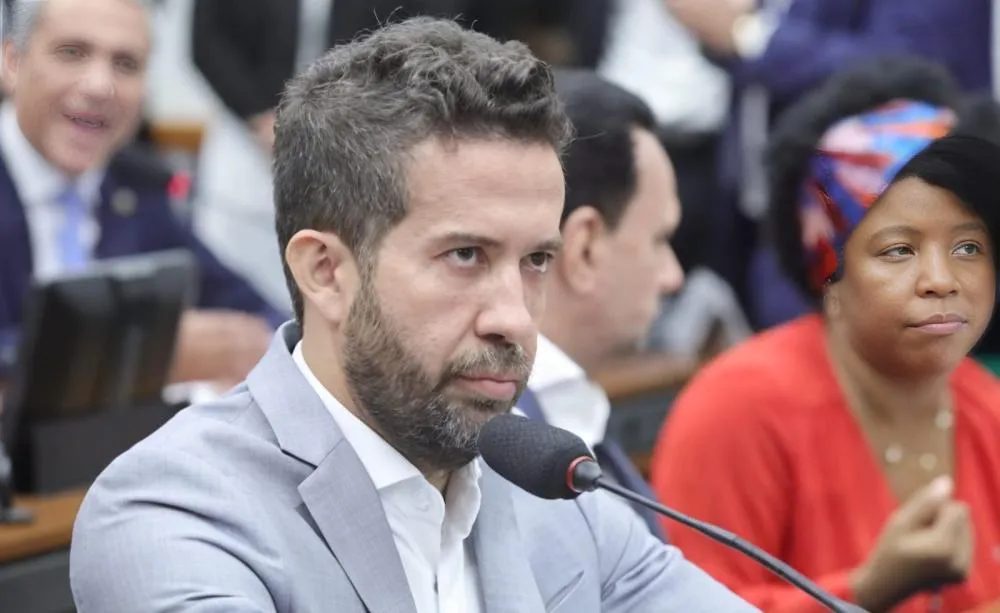 Janones suspenso por 90 dias: um tapa sem luva no paladino das redes sociais