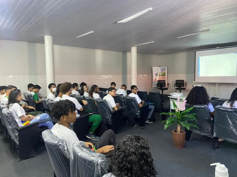 Estudantes da rede estadual iniciam curso gratuito para obter 1ª habilitação pelo CNH Social Estudantil