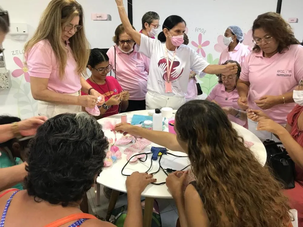 Rede Feminina reforça projeto Salão Maria Bonita com curso de laços em lenços para pacientes oncológicos