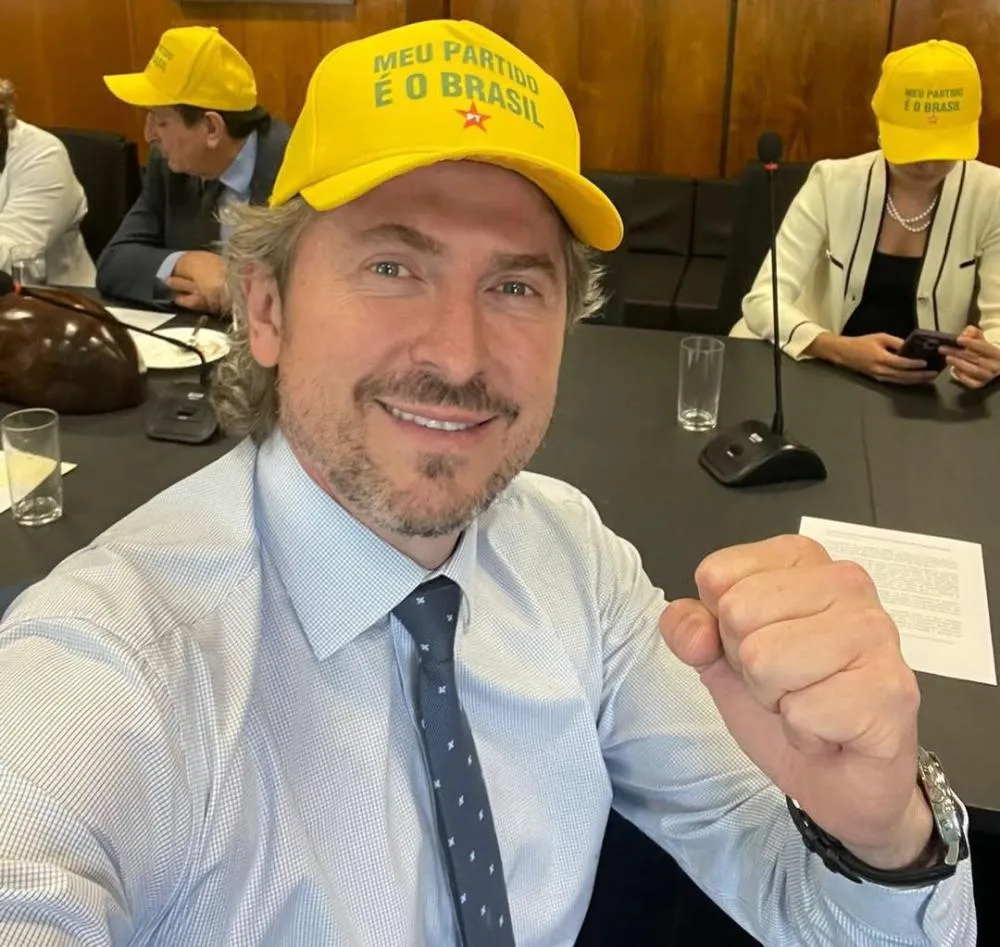 PT “rouba” slogan da direita e gera revolta: “Meu Partido É o Brasil” 