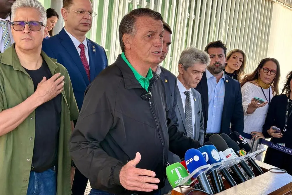 Bolsonaro diz que pode negociar com Trump se Lula permitir devolução de passaporte