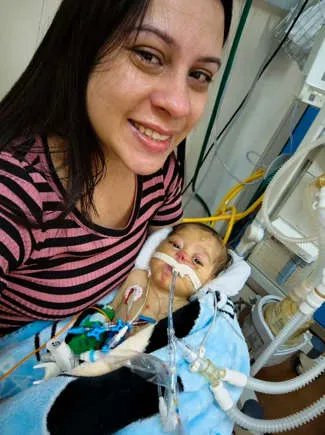 “Incompatível com a vida”: bebê nasce com metade do coração, sobrevive a paradas cardíacas e luta emociona o país