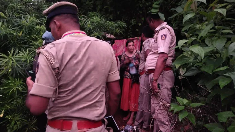Mulher russa é encontrada vivendo com filhas pequenas em caverna isolada