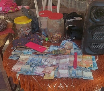 Mãe é presa por vender crack disfarçada de vendedora de bombons no Centro de Teresina