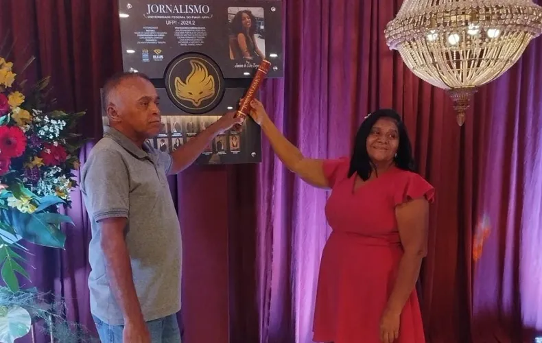 Pais de Janaína Bezerra recebem diploma simbólico durante colação de grau na UFPI