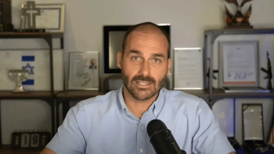 Alexandre de Moraes bloqueia bens e contas de Eduardo Bolsonaro