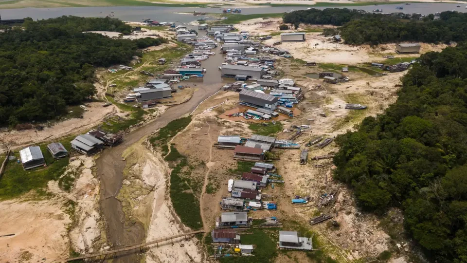 Seca e queimadas agravam a situação dos indígenas e população ribeirinha no Amazonas