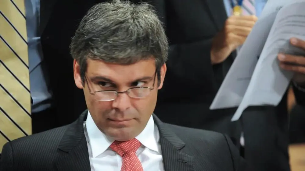 PT quer cassar, humilhar e sufocar Eduardo Bolsonaro: Lindbergh pede ao STF que proíba governadores de nomeá-lo