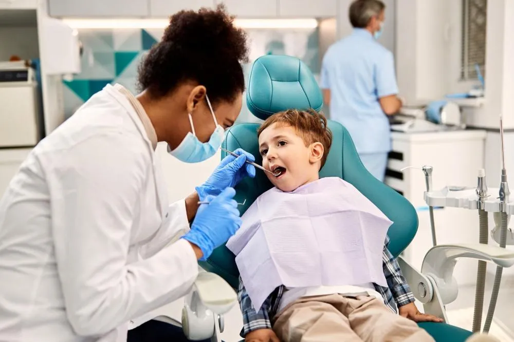 Campanha Julho Neon reforça importância da saúde bucal infantil e alerta para prevenção desde os primeiros anos de vida