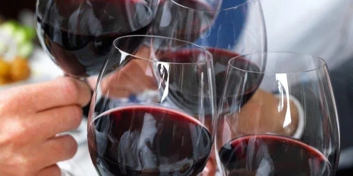 Você sabe por que o crente brasileiro não consome álcool? O copo vazio que diz muito sobre fé e tradição