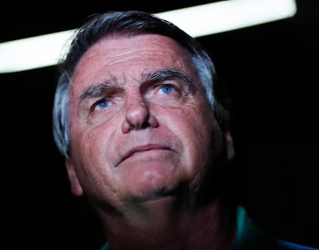 Moraes recua da prisão, mas censura avança: o ex-presidente sob tornozeleira e mordaça