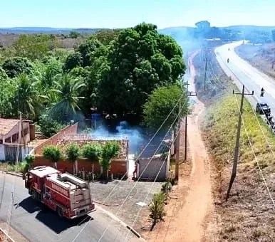 Justiça ou vingança? Comunidade ateia fogo na casa de acusado de matar jovem em Picos