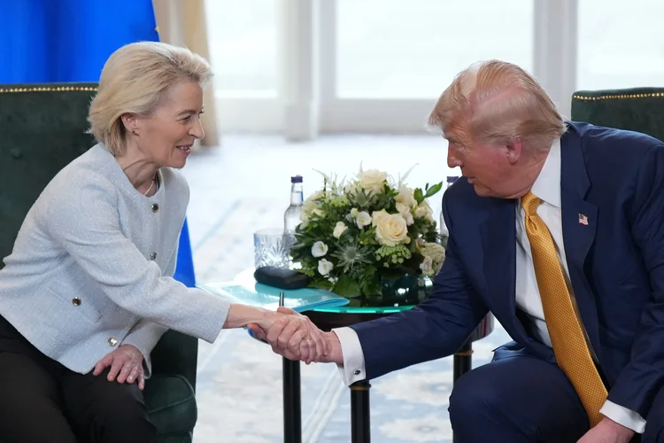 Trump e União Europeia firmam acordo comercial com tarifa reduzida de 15%