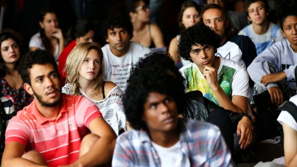 Jovens brasileiros abandonam a esquerda com o passar dos anos