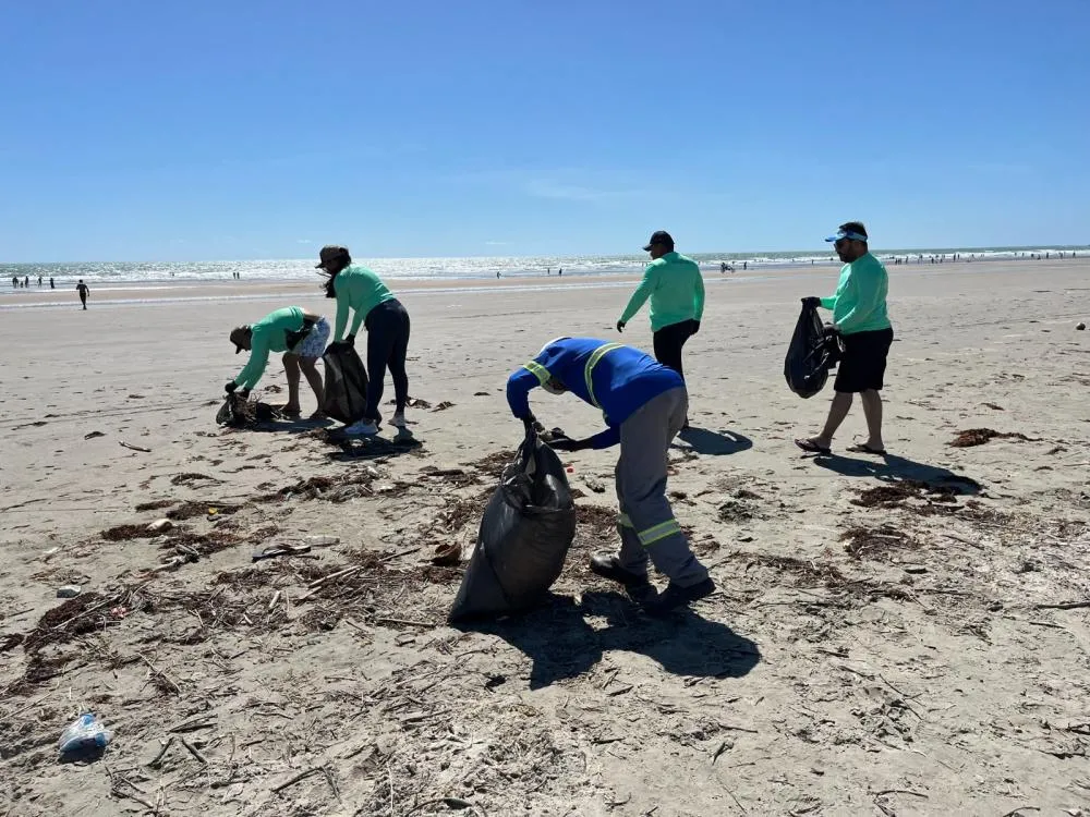 Colaboradores da Águas do Piauí realizam mutirão de limpeza na Praia de Atalaia 